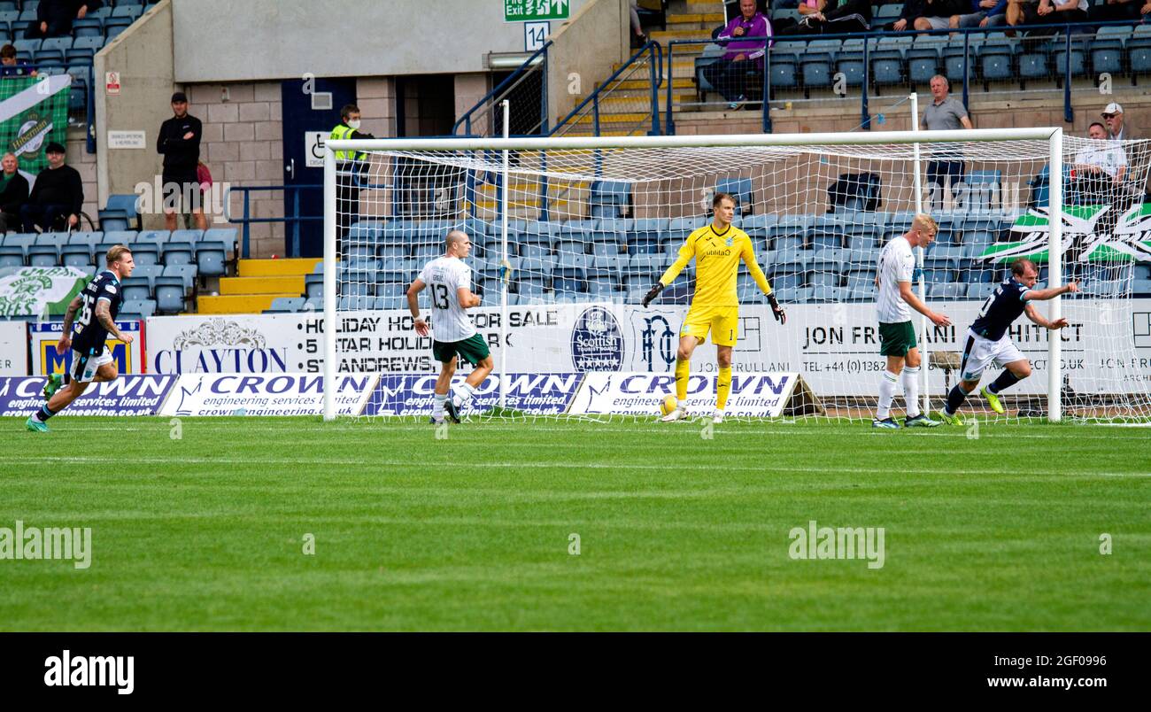 Dundee, Tayside, Schottland, Großbritannien. August 2021. Schottische Premiership: Dundee FC vs Hibernian: Cinch schottische Premiership-Aufnahme Dundee FC gegen Edinburghs Hibernian im Dens Park Kilmac Stadium in Dundee wurde für die Live-Fernsehübertragung von Sky Sports ausgewählt. Hibernian wechselte an die Spitze der schottischen Premiership, obwohl Paul McGowans späte Kopfzeile Dundee in einem pulsierenden Unentschieden von 2-2 einen Punkt eingab. Dundee`s, Paul McGowan feiern, nachdem er in der 83. Minute einen späten Ausgleich erzielt hatte. Kredit: Dundee Photographics/Alamy Live Nachrichten Stockfoto